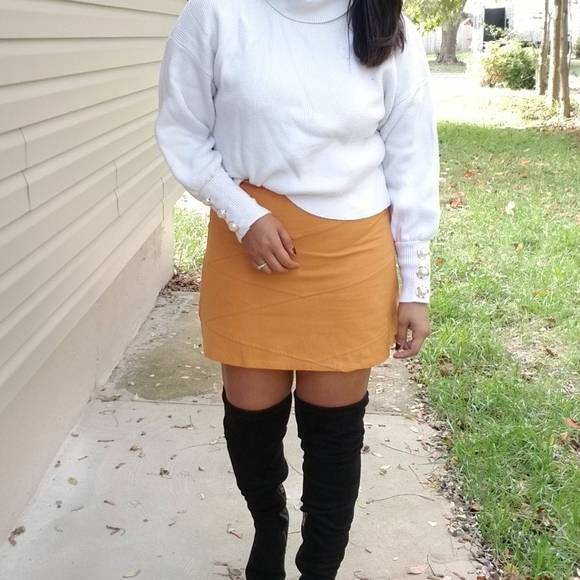 GOLDEN HOUR YELLOW TEXTURED MINI SKIRT - Picture 2 of 9